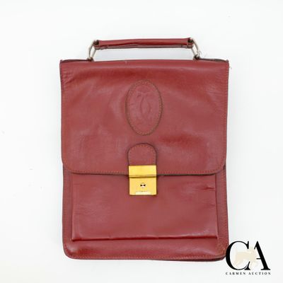 une image représentant une mallette en cuir rouge munie d'un cadenas