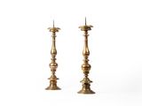 paire de chandeliers anciens en laiton sur fond blanc