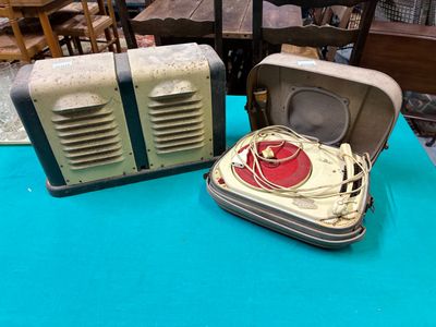 deux valises posées sur une table bleue