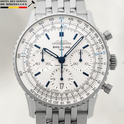 La montre est blanche et possède une trotteuse bleue.