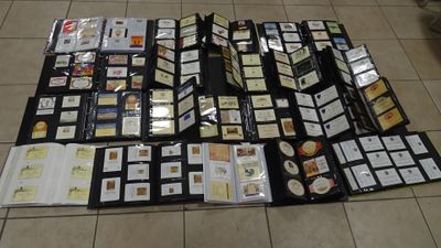 Lot de 60 albums d'étiquettes de vin essentiellemnet francai…
