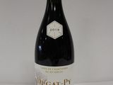 une bouteille de vin posée sur une table