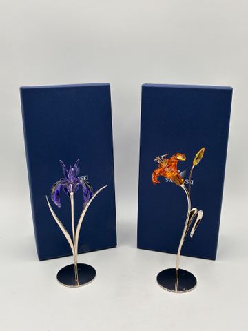 SWAROVSKI –Deux fleurs en cristal l’une Iris et l’autre fleurs de...