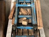 une machine bleue posée à côté d'un tas de bois