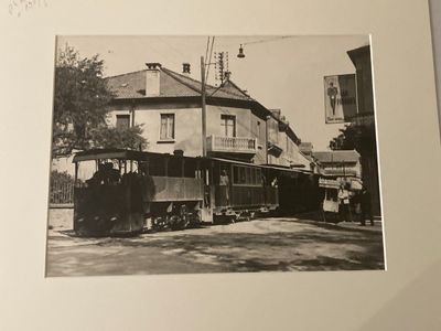 une photo en noir et blanc d'un train sur les rails
