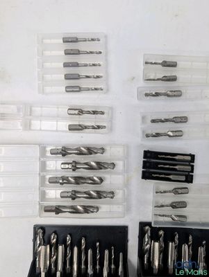une boîte contenant de nombreux types de forets différents