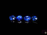 trois saphirs bleus sur fond noir