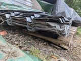 un tas de bâches posées par terre