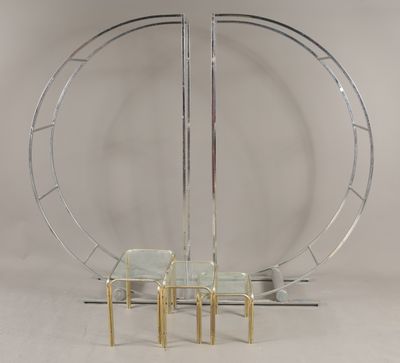 une photo représentant une table en verre et quatre chaises devant un miroir circulaire