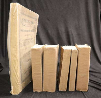 Plusieurs livres sont empilés les uns sur les autres sur un fond noir