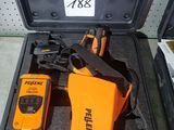 un étui orange et noir contenant une télécommande et d'autres objets