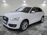 L'Audi QX blanche est garée sur un sol en carrelage à damier.