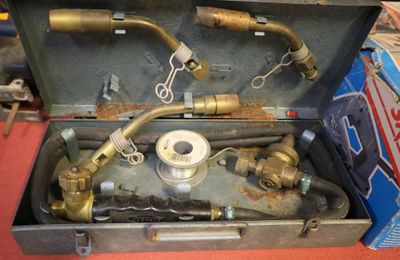 un boîtier métallique contenant tout un tas de tuyaux