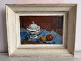 une photo d'un tableau représentant une théière et des pêches