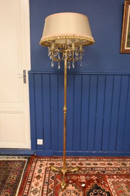 une lampe posée sur un tapis dans une pièce