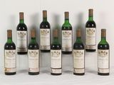 six bouteilles de vin sont alignées sur une table