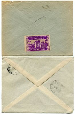 un gros plan sur deux enveloppes affranchies