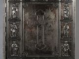 un coffret en argent richement décoré, orné d'une croix et d'autres symboles religieux