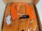emballage d'une boîte contenant un lot de deux t-shirts orange et une paire de ciseaux noirs