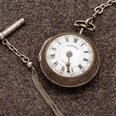 une montre de poche munie d'une chaîne