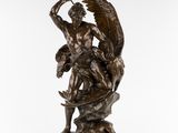 une statue en bronze représentant un ange tenant un oiseau sur un rocher