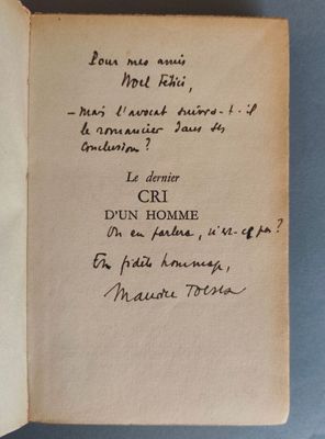 un livre ouvert avec une écriture dessus, posé sur une table