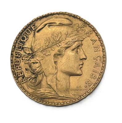 Gros plan sur une pièce d'or ornée d'une tête de femme