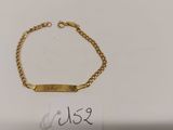 Gros plan sur un bracelet en or portant une étiquette