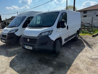 deux fourgonnettes blanches garées côte à côte sur un parking