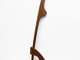 une image représentant une sculpture en bois posée sur une surface blanche