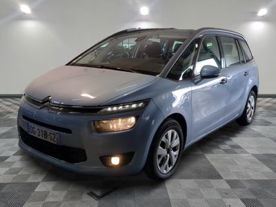 la petite voiture bleue est garée sur un carrelage à carreaux