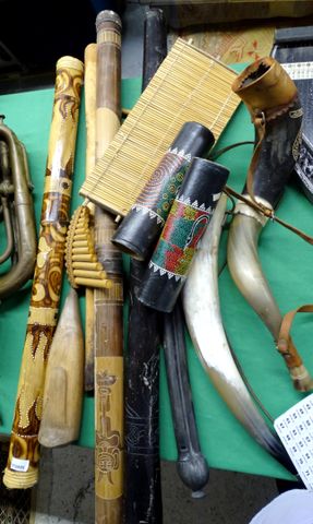 Lot d’instruments étrangers : flute de pan, bâton de pluie, et di...