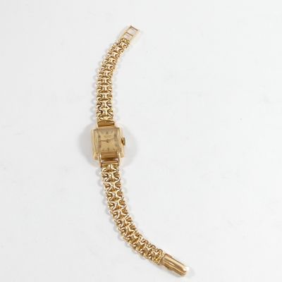 gros plan d'une montre-bracelet sur une surface blanche