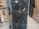 une grande cage métallique avec plusieurs cartons derrière