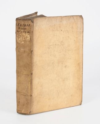 un vieux livre posé sur une surface blanche