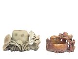 deux petits vases posés l'un à côté de l'autre sur une surface blanche