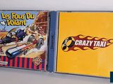 Deux CD sont posés côte à côte sur une surface blanche