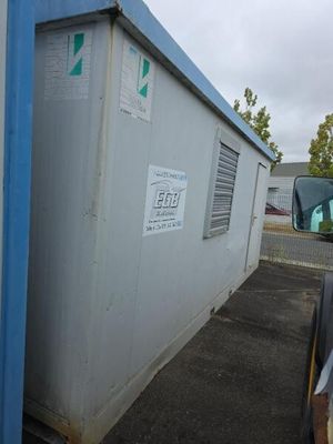 un homme qui se tient à côté d'un camion