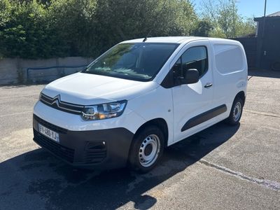 Une camionnette Citrole garée sur un parking, avec des arbres en arrière-plan