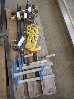 a lot of tools that are on a pallet