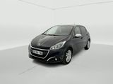 une petite voiture noire est garée dans une pièce blanche