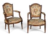 paire de fauteuils de style Louis XVI avec accoudoirs rembourrés à motifs floraux