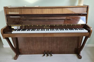 ERARD Piano droit - H: 106 cm; L: 145 cm; P: 51 cm TBE