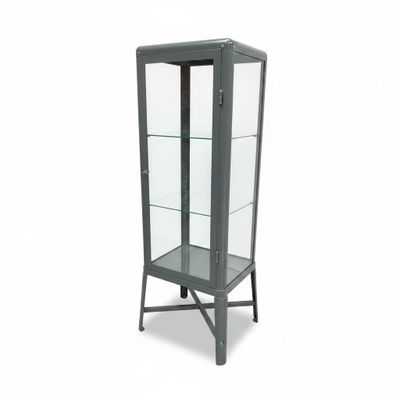 un gros plan d'une vitrine en verre sur fond blanc