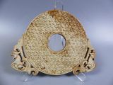 une assiette en or ornée d'un motif circulaire
