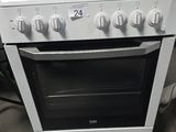cuisinière équipée de quatre feux et de quatre boutons sur le dessus