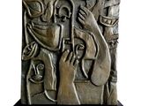 sculpture représentant un homme tenant une tasse sur laquelle figure une femme tenant un chat