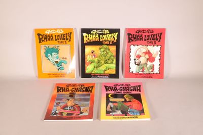 quatre livres pour enfants sont alignés sur une surface blanche