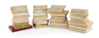 plusieurs piles de livres empilées les unes sur les autres sur une surface blanche