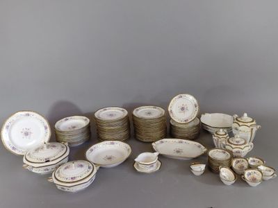 plusieurs assiettes et bols posés sur une table